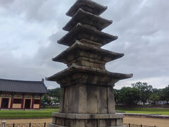 定林寺址 五重石塔です
扶余が百済の都であった当時、都の中心に建てられたそうです
百済滅亡後も風雨に耐え、現在は国宝、そしてユネスコ文化遺産にもなっています