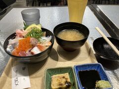 Time is money、時はお金ですということで宮島からの帰りはJRで。
路面電車の時間は半分、お金はほぼ倍。

梅雨明けしていきなりの暑さで、さっぱりしたものが食べたいな～と思って広島駅の回転寿司に行ってみたらすごい行列。
回転寿司も海鮮丼もいっしょやろ（酢飯かじゃないかの違い）と思って海鮮丼の方へ。
もれなくお疲れビールも。
レモンビールっての、おいしかった。



