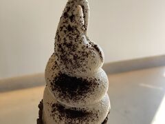 昼は餃子7個ではやはり空腹に。
まぁ、おやつタイムを見越しての少なめ昼ごはんだったのだけど。

コーヒーとミルクのミックスソフト
食べ歩きにしようかなと思ったけどお店で途中でも溶けてきたのでおとなしく座って食べててよかった。