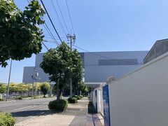 広島駅で路線バス乗り場が分からず案内所のお世話に。
どうやら反対側の出口に出ていたらしい。

新幹線の中で調べたらごみ処理施設の見学は16時半まで。
ならば順番はごみ処理場から宮島だな。

広島駅から24番のバスで30分くらい。
南吉島ってバス停で降りて徒歩3分ほど。

右側の白い壁は「ゆかり」でおなじみの三島食品工場だった。
アウトレット的なお店とかないかな～と横目で眺めたけどなさそうだった。



