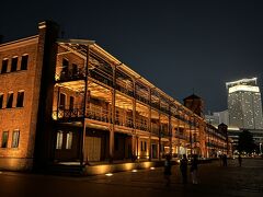 赤レンガ倉庫ももうこの時間帯には閉店してるショップも多く人も少ない。
