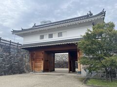 甲府駅の目の前には甲府城。石垣だけかと思っていたが、楼門なども再現されているようだ。