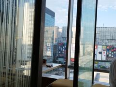 〆はいつもの虎連坊。
今日は窓際席が取れませんでした。