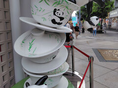 歩行街にいるパンダ