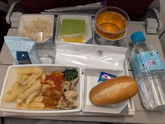 最初の機内食。
パスタ。
マレーシア航空の機内食にはいつもおつまみの袋がついてきました。