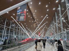 クアラルンプール国際空港で乗り換え。
まだ5:00前なのでさすがに眠い…。