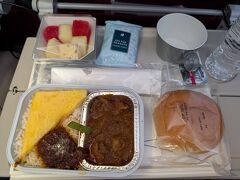 ここでも機内食。
やっぱりおつまみの袋が出てきました。

そういえば、飛行機の中で久しぶりに忍者ハットリくんを見ました。懐かしい～。