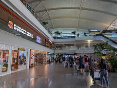 デンパサール国際空港に到着！
7年ぶりのバリ島。

ちなみに両替について⋯
到着ビザ（VOA）をデンパサール空港で申請時に日本円一万円札で支払、お釣りはインドネシアルピア。
今回滞在中の現金はそれで間に合いました。
クレジットカードが使えるところが多く、それほど現金で支払う場面がなかったです。