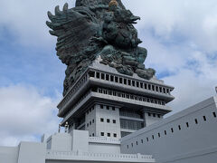 下から見上げるとすごく大きいのが分かります。
インドネシア最大の像。
台座を含めた地上からの高さは121mで、世界第4位らしいです。