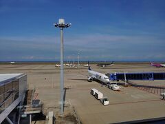 おはようございます(^-^)
朝のセントレアです♪

今回はJALのどこかにマイル南の島に初挑戦です！
これがやってみたくてポイ活ポイントをJALマイルに交換して準備を整えました(*´艸`)

今回どこかにマイルで選ばれたのは那覇-久米島便♪
久米島は一度行ってみたかった島なので嬉しい！

ウキウキ気分でスカイマークに乗り込みます。

