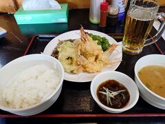 うちなー天ぷら定食  1430円

うちなー天ぷらと普通の天ぷらとあったので、店員さんに違いを聞いたら、うちなー天ぷらは衣に味が付いてますよーとのこと。

天ぷらは車海老、ゴーヤ、アーサ、モズクが2つずつのってます。これがどれも美味しくて(*^o^*)

オリオンビールにも合っちゃって最高です！


