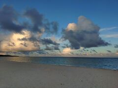 イーフビーチは後ろに太陽が沈んでしまうので、ゆっくり色が変わっていく空を楽しみます♪
ちょうど夏至だったので、日が一番長かったかな？日の入りは19時30分頃でした。

だんだん暗くなるのを海の音を聞きながら過ごすなんて、至福の時間ですね(^-^)
広い空、海の匂い、風の感触、思い出すと癒されます。

久米島1日目があっという間に終わってしまいました。

