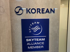 今回はプライオリティパスが使えるので大韓航空ラウンジへ。
大韓航空、アシアナ航空との合併を見据えて新ロゴになりました。
ちょっとシンプルすぎます、、、(笑)
