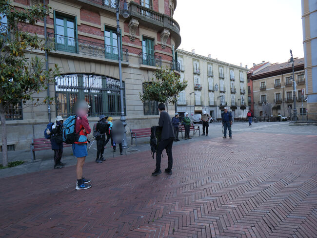 広場でストレッチ