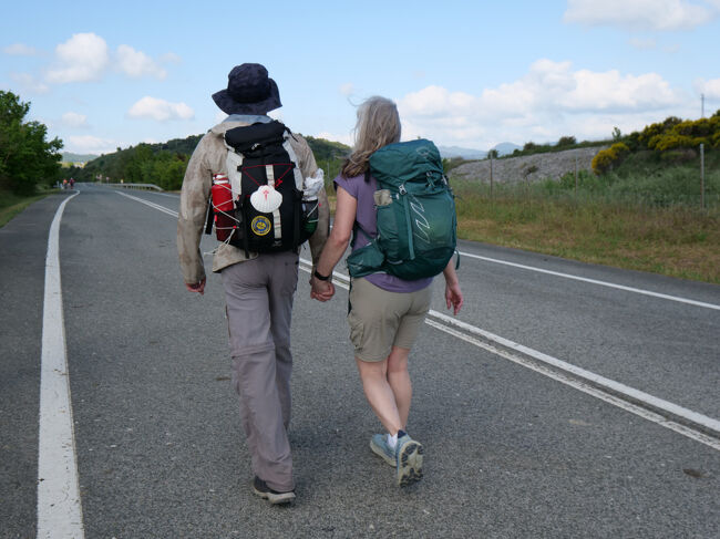 手をつないでいるカップル<br />Takさん曰く<br />「今だけよ！」