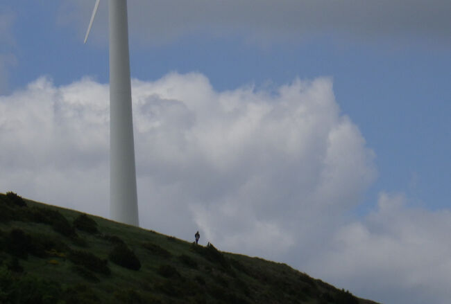 風車の根本に人影