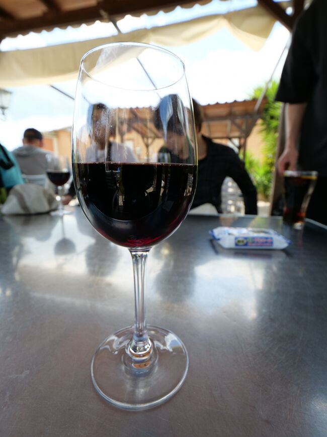 14時過ぎ、ランチ<br />とりあえず、赤ワイン