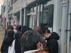 その駅目の前に
有名なうどん屋さんがあるとのことで来店