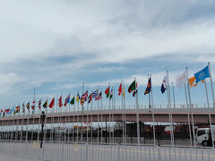 風にはためく万国旗！ザ・万博会場（入口）についたー！
コブクロの歌が流れている。♪こんにちわ～