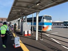 KANSAIMAARSで予約していた伊丹空港行きバスに乗り込みます。
さすがに疲れたなー。