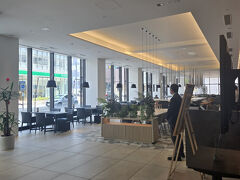 フロントの反対側は朝食会場。
解放感あっておしゃれな雰囲気です。明日の朝ごはんが楽しみ。