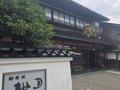 歴史的町並みの新川大町通り方面へ歩きます。

料亭の松月さん。
一度だけ法要でお食事したことがありますが今も変わらず立派な店構えでした。