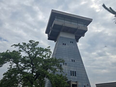 海側へ抜けて富山港展望台へやってきました。
両親が登ってみたいというので頑張って階段で上がりました。
空調がないので真夏は要注意ですね。