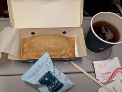 もう深夜ですが軽めの機内食が出てきました。
この後、機内が暗くなり就寝。