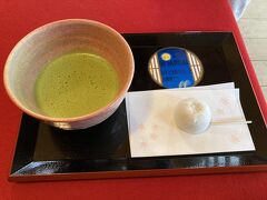 鱗閣というお茶室でお抹茶をいただきます。
このおまんじゅうが美味しいのよね。