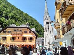 食後ハルシュタット散策。土産物屋が立ち並び、人が多い。