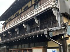 参道沿い、名前からして歴史感じる建物。