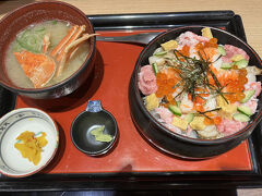 別の日の食事。金沢来ると海鮮メインになるね。蟹汁も最高