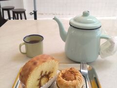 Fung Wong Biscuit
チャイナタウンにある中華菓子店。

中国系が落ち着く。しっとりふかふかのカヤジャムロールに癒やされた。右のは台湾で食べたしょっぱい黄身の入ったパイ。菊茶と書かれていたお茶はカモミールティー。外は暑くても熱いお茶がしっくりくる。
