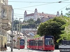 画像は15:50、ブラチスラバ着。奥に見えるのがブラチスラバ城（車窓観光）
