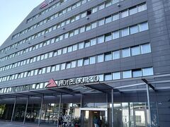 18:19、ウィーンのホテル、オーストリア・トレンド・ドッピオに到着。最終日までここに２泊する。
画像はないが、ホテルから徒歩７分程度に、１９時まで営業しているスーパーがあると教えてもらい、荷物をおいてすぐに出かける。
バラマキみやげの個包装のウェハースを大量ゲット。
スーパーはプラハホテルでも併設あったBILLA