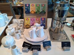 6/21（土）ウィーンのホテルオーストリア・トレンド・ドッピオでの朝。
朝食6：30～9：30の出発前まで各自で、7:00頃行く。またブッフェで、お茶各種。ポットがあるのが良いのだが、お茶を淹れたら汚れていたのか白濁してしまったので、スタッフに伝えて淹れ直す