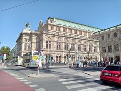 15分ほどでオペラ座前に到着