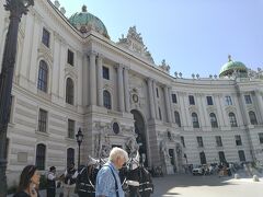 ミヒャエル広場に出る