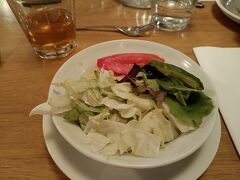 その後再集合し、オペラ座から15分位歩いたレストランGASTWIRTSCHAFT　ZUM KELLERGWOELB　で夕食。
サラダ