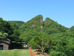 見てください、あの山(道遊の割戸)、がっつり割れてます。
金を掘るために人の手によって掘削されてあのような形になったそうです。