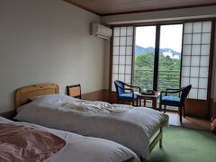 部屋です。
8畳和室。渓谷側。