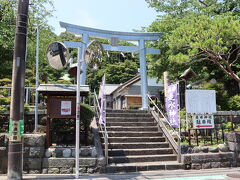次に走水神社に行きました

走水神社は12代景行天皇の皇子である日本武尊とその妃である弟橘媛命を祭神として祀っている神社で古事記や日本書紀にもその由来が記載されています

走水神社に祀られている弟橘媛命は日本武尊が上総国へ向かう道中に同行している際に荒れ狂う海に自らの身を投げて海を静めたといわれています

弟橘媛命の日本武尊への深い愛情と強い信頼感から走水神社は恋愛成就・女子力アップのパワースポットとしても有名です