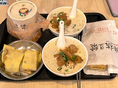 １番：冰豆漿（ビンドウジャン）：冷たい豆乳
３番：鹹豆漿（シェンドウジャン）：ネギ、ザーサイ、干しエビ、揚げパンが入ったしょっぱい豆乳スープ
２２番：薄餅夾蛋（バオビンジャーダン）：ネギ入り卵焼きを挟んだ台湾風薄焼きパン
４１番：蛋餅（ダンビン）：台湾風の卵入りラップロール
全部おいしかったです。
