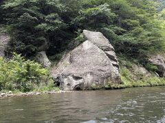 この岩はなんだったかな。象岩、お化け岩などあり、船頭さんが案内してくれます。

動画もありますので、よろしければご覧ください。
https://youtu.be/8scnjokwrAo