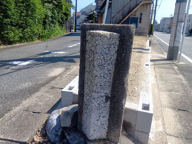 うーん。知らない間になくなっていても誰も気づかないような物体でした。何か文字が書いてありますが風化が激しく読めません。