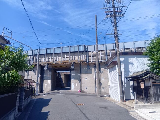 東海道新幹線をくぐります。<br />その手前に何かある…