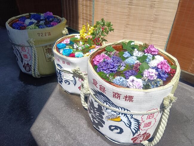 酒樽の花手水風アート。粋ですね。
