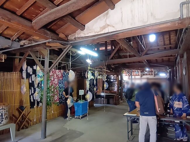 入場無料。特に受付とかは必要ないのですが、大事な仕事が2つ。まずは有料試飲用のチケットを購入。1枚100円の10枚綴りを1枚購入。そして事前登録でゲットしておいたドリンクチケットで無料のウェルカムドリンクを1杯いただきます。