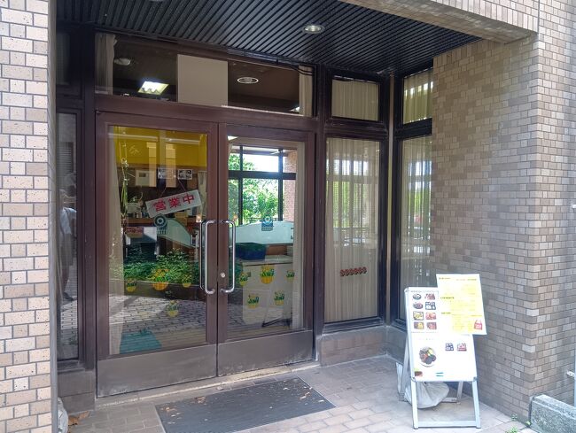 その名も「ロンシャン」。<br />弁当屋というより、昭和の喫茶店風。<br />実態は宿泊センターの食堂という位置づけです。