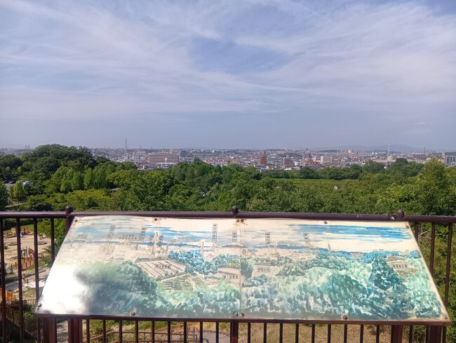 おそらく園内の最高標高地点、「若草山展望台」。<br />彼方に東山スカイタワーが見えます。視界がクリアなら御嶽山も見えるみたいです。